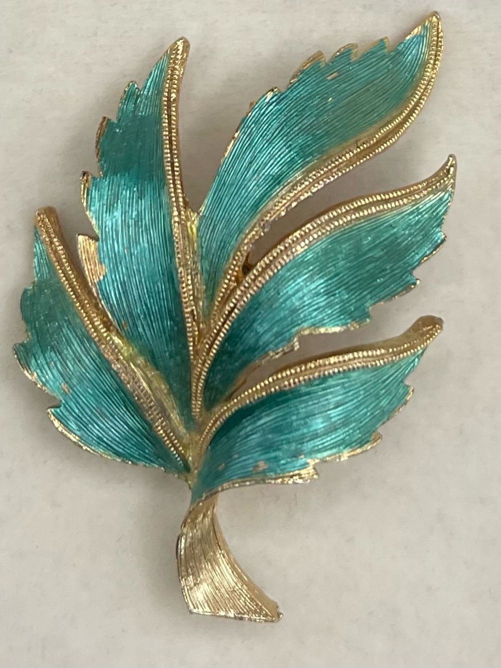 Vtg JJ Jonette Pearlescent Teal Green Enamel & Gold Tone Leaf Brooch Pin 1.75”